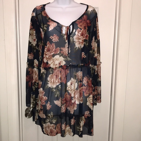 Tops - Beautiful sheer top!